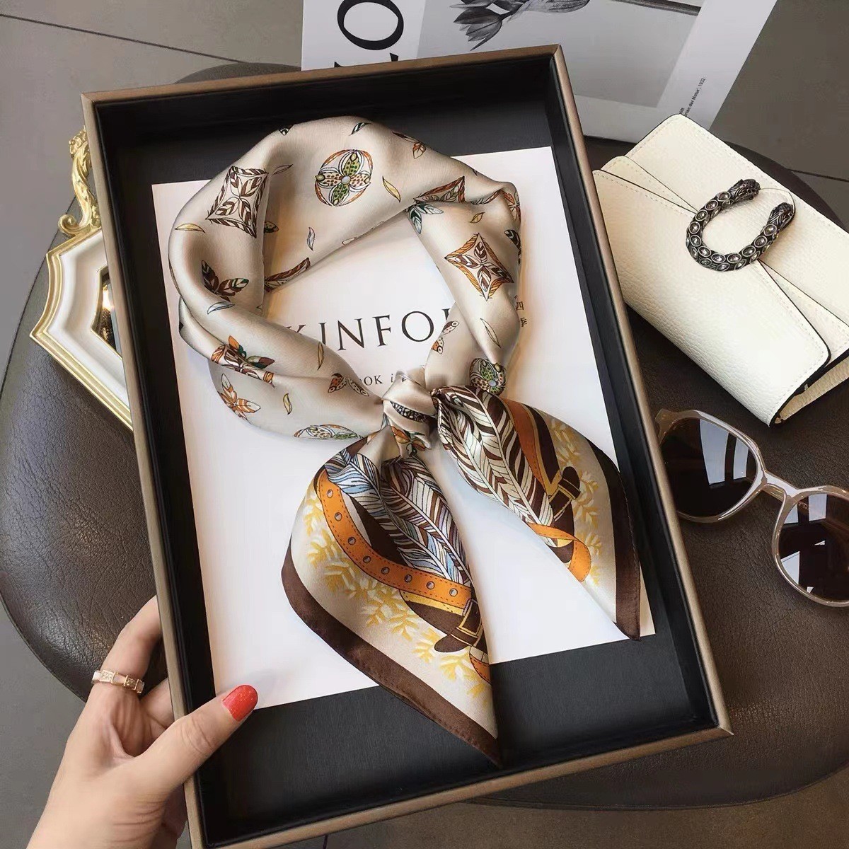 Women Bags Online - แฟชั่นหรูหราพิมพ์ 70*70 ซม.ผ้าไหมผ้าพันคอผู้หญิงซาติน Hairband Neckerchief Tie