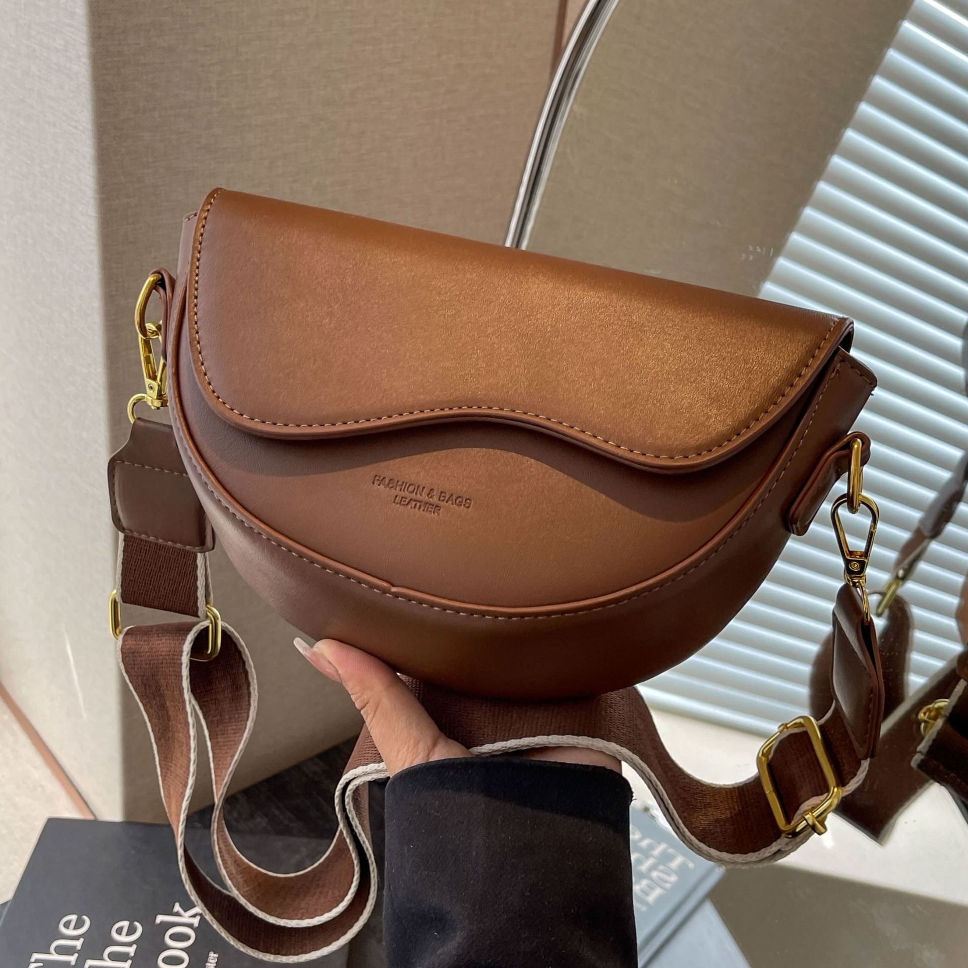Women Bags Wholesale - กระเป๋าหนังสะพายไหล่เดี่ยวทรงอานม้า ดีไซน์เก๋ ทันสมัย คุณภาพสูง ขายส่ง ราคาถูก