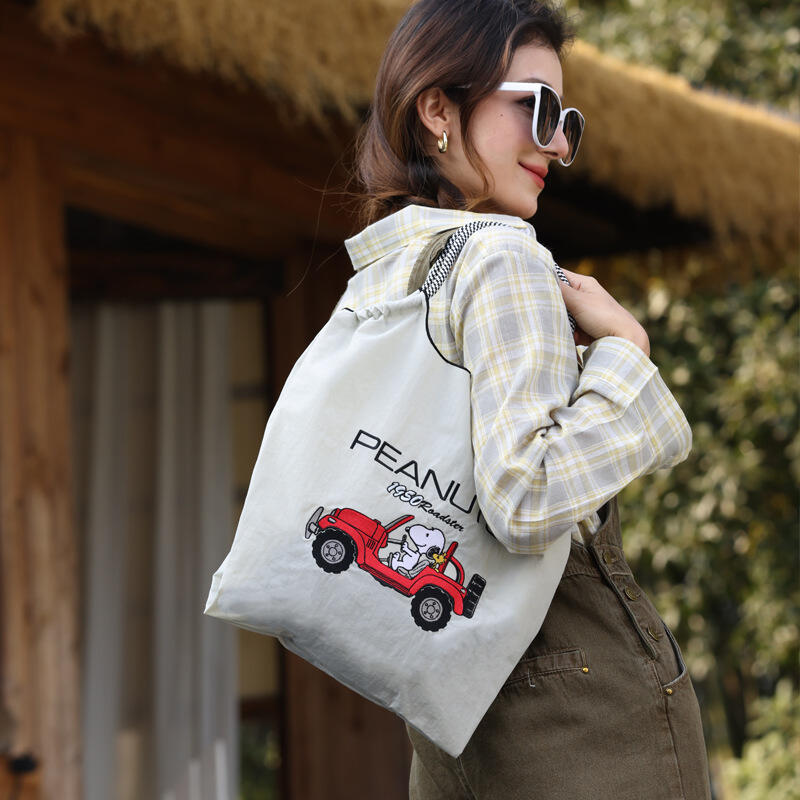 Women Bags Wholesale - กระเป๋าสะพายไหล่ผู้หญิงแบบสะพายข้าง ขนาดใหญ่ ลายปักสนูปปี้ วัสดุไนลอน สำหรับฤดูร้อน เหมาะสำหรับเดินทางและช้อปปิ้ง