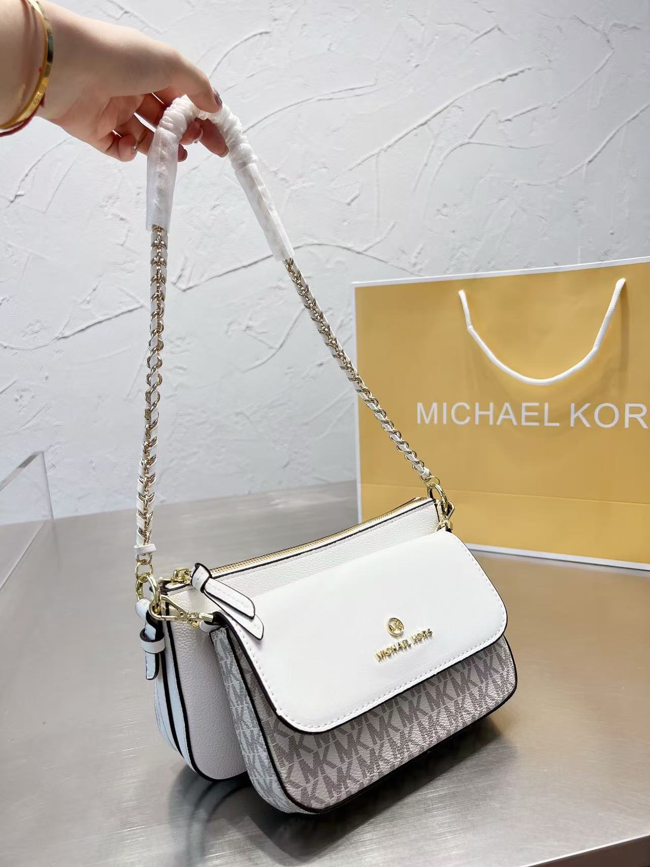 Women'S Bags Of Michael Kors - กระเป๋าสะพายไหล่และสะพายข้างขนาดใหญ่สำหรับผู้หญิง Michael Kors Ole Jet Set