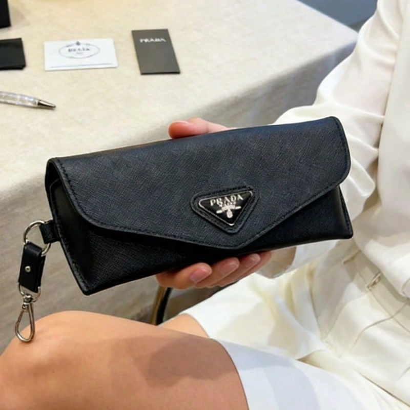 กล่องใส่แว่นตาหนังสีดำของ Prad - Women Bags Prada บทวิจารณ์และราคา