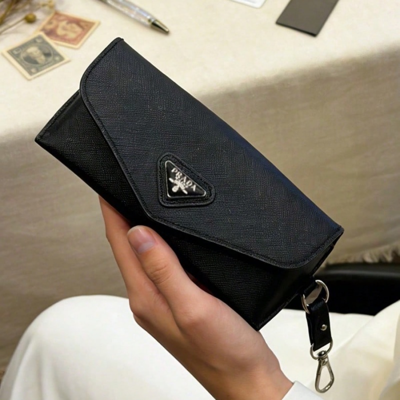 กล่องใส่แว่นตาหนังสีดำของ Prad - Women Bags Prada บทวิจารณ์และราคา