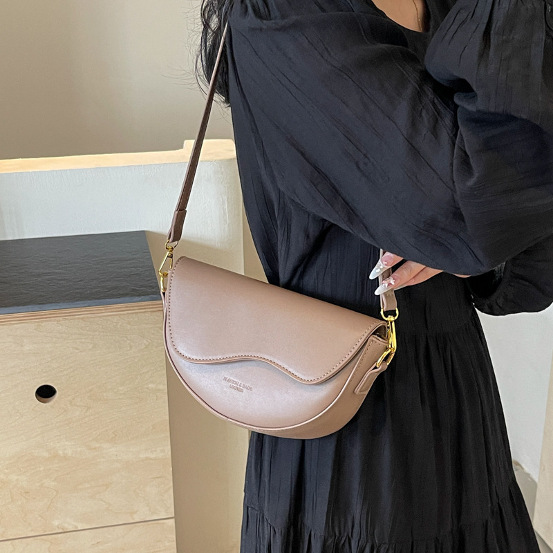 กระเป๋าหนังสะพายไหล่เดี่ยวทรงอ - Women Bags Wholesale บทวิจารณ์และราคา